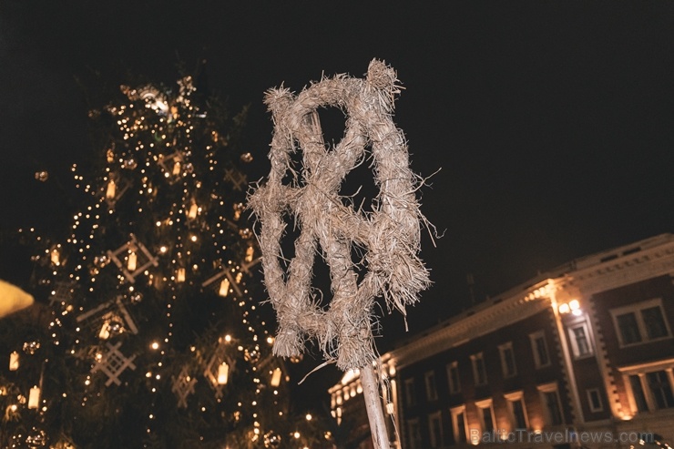 Vecrīgas Ziemassvētku tirdziņā notika ziemas saulgriežu tradīcijās ieturēts pasākums - tirdziņa apmeklētājiem muzicēja Līvānu folkloras kopas Vecrīgas Ziemassvētku tirdziņā notika ziemas saulgriežu tradīcijās ieturēts pasākums - tirdziņa apmeklētājiem muzicēja Līvānu folkloras kopas