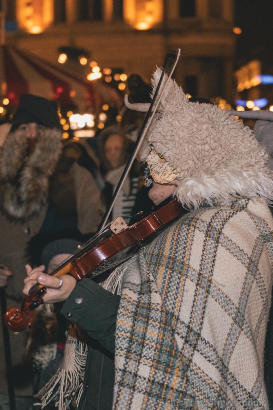 Vecrīgas Ziemassvētku tirdziņā notika ziemas saulgriežu tradīcijās ieturēts pasākums - tirdziņa apmeklētājiem muzicēja Līvānu folkloras kopas Vecrīgas Ziemassvētku tirdziņā notika ziemas saulgriežu tradīcijās ieturēts pasākums - tirdziņa apmeklētājiem muzicēja Līvānu folkloras kopas