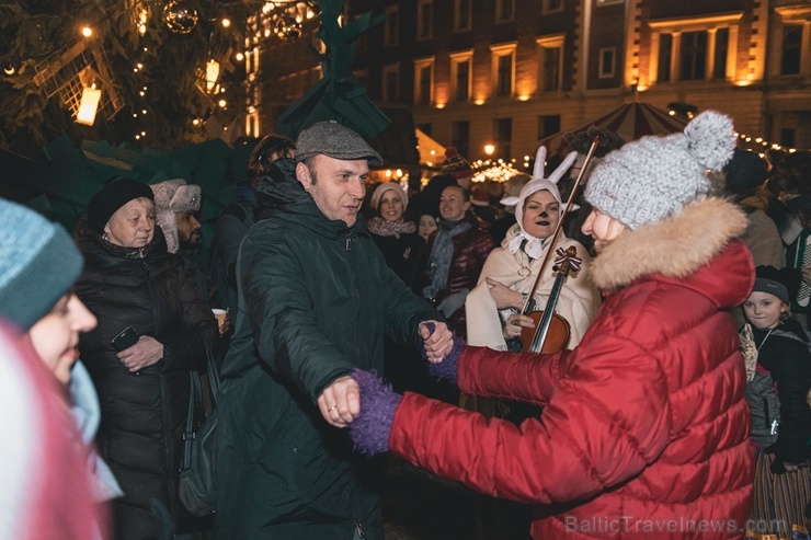 Vecrīgas Ziemassvētku tirdziņā notika ziemas saulgriežu tradīcijās ieturēts pasākums - tirdziņa apmeklētājiem muzicēja Līvānu folkloras kopas Vecrīgas Ziemassvētku tirdziņā notika ziemas saulgriežu tradīcijās ieturēts pasākums - tirdziņa apmeklētājiem muzicēja Līvānu folkloras kopas
