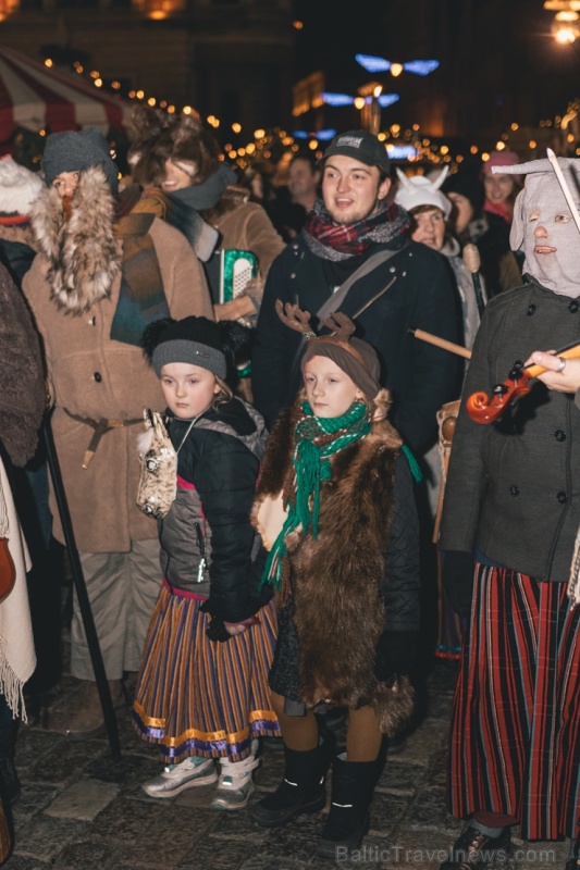 Vecrīgas Ziemassvētku tirdziņā notika ziemas saulgriežu tradīcijās ieturēts pasākums - tirdziņa apmeklētājiem muzicēja Līvānu folkloras kopas Vecrīgas Ziemassvētku tirdziņā notika ziemas saulgriežu tradīcijās ieturēts pasākums - tirdziņa apmeklētājiem muzicēja Līvānu folkloras kopas