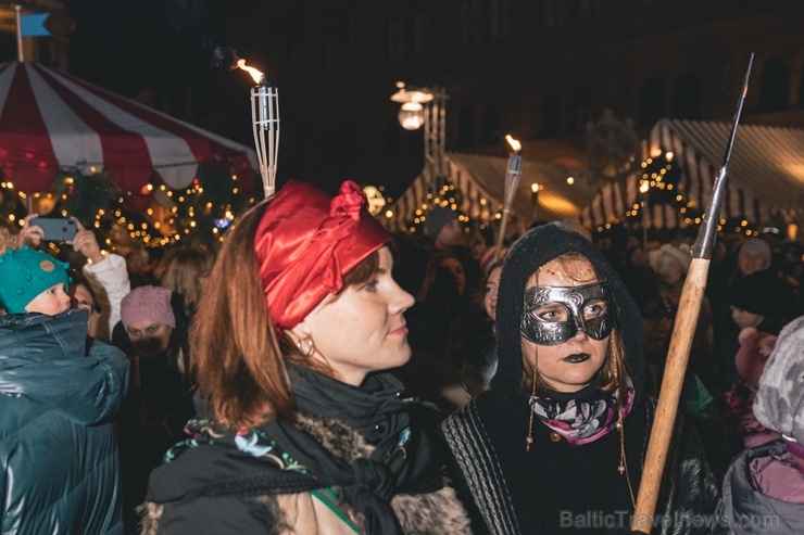 Vecrīgas Ziemassvētku tirdziņā notika ziemas saulgriežu tradīcijās ieturēts pasākums - tirdziņa apmeklētājiem muzicēja Līvānu folkloras kopas Vecrīgas Ziemassvētku tirdziņā notika ziemas saulgriežu tradīcijās ieturēts pasākums - tirdziņa apmeklētājiem muzicēja Līvānu folkloras kopas