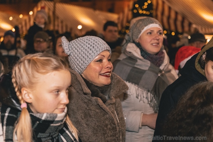 Vecrīgas Ziemassvētku tirdziņā notika ziemas saulgriežu tradīcijās ieturēts pasākums - tirdziņa apmeklētājiem muzicēja Līvānu folkloras kopas Vecrīgas Ziemassvētku tirdziņā notika ziemas saulgriežu tradīcijās ieturēts pasākums - tirdziņa apmeklētājiem muzicēja Līvānu folkloras kopas