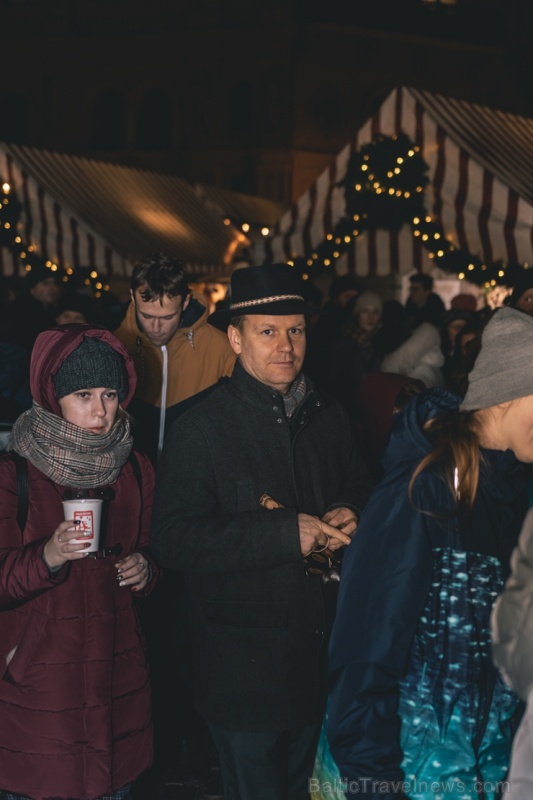 Vecrīgas Ziemassvētku tirdziņā notika ziemas saulgriežu tradīcijās ieturēts pasākums - tirdziņa apmeklētājiem muzicēja Līvānu folkloras kopas Vecrīgas Ziemassvētku tirdziņā notika ziemas saulgriežu tradīcijās ieturēts pasākums - tirdziņa apmeklētājiem muzicēja Līvānu folkloras kopas