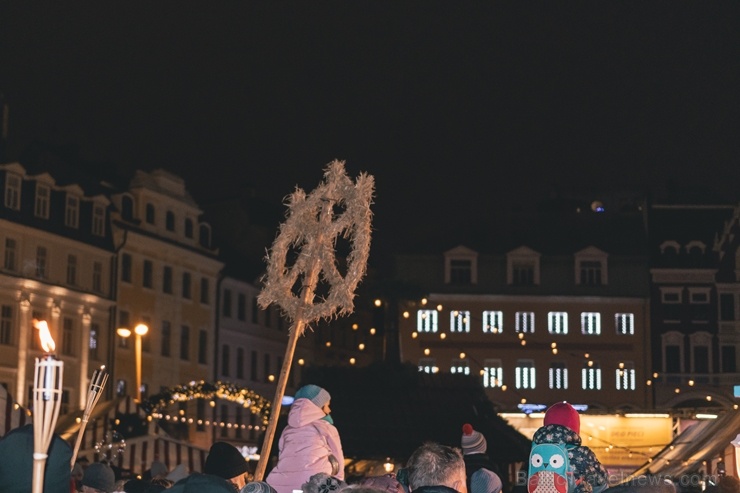 Vecrīgas Ziemassvētku tirdziņā notika ziemas saulgriežu tradīcijās ieturēts pasākums - tirdziņa apmeklētājiem muzicēja Līvānu folkloras kopas Vecrīgas Ziemassvētku tirdziņā notika ziemas saulgriežu tradīcijās ieturēts pasākums - tirdziņa apmeklētājiem muzicēja Līvānu folkloras kopas