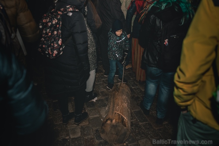 Vecrīgas Ziemassvētku tirdziņā notika ziemas saulgriežu tradīcijās ieturēts pasākums - tirdziņa apmeklētājiem muzicēja Līvānu folkloras kopas Vecrīgas Ziemassvētku tirdziņā notika ziemas saulgriežu tradīcijās ieturēts pasākums - tirdziņa apmeklētājiem muzicēja Līvānu folkloras kopas