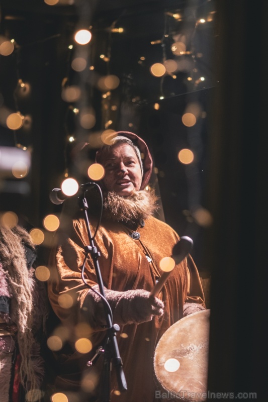 Vecrīgas Ziemassvētku tirdziņā notika ziemas saulgriežu tradīcijās ieturēts pasākums - tirdziņa apmeklētājiem muzicēja Līvānu folkloras kopas Vecrīgas Ziemassvētku tirdziņā notika ziemas saulgriežu tradīcijās ieturēts pasākums - tirdziņa apmeklētājiem muzicēja Līvānu folkloras kopas