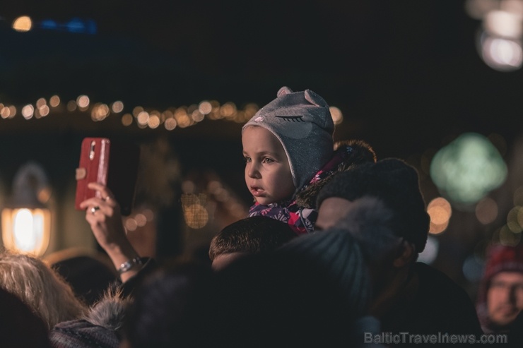 Vecrīgas Ziemassvētku tirdziņā notika ziemas saulgriežu tradīcijās ieturēts pasākums - tirdziņa apmeklētājiem muzicēja Līvānu folkloras kopas Vecrīgas Ziemassvētku tirdziņā notika ziemas saulgriežu tradīcijās ieturēts pasākums - tirdziņa apmeklētājiem muzicēja Līvānu folkloras kopas