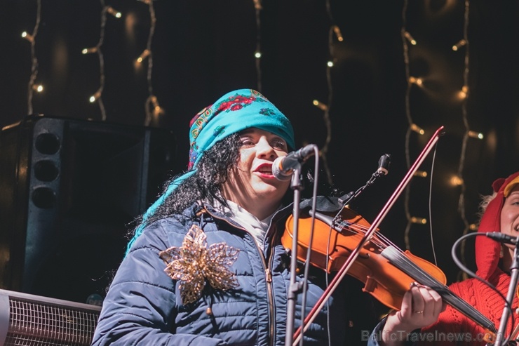 Vecrīgas Ziemassvētku tirdziņā notika ziemas saulgriežu tradīcijās ieturēts pasākums - tirdziņa apmeklētājiem muzicēja Līvānu folkloras kopas Vecrīgas Ziemassvētku tirdziņā notika ziemas saulgriežu tradīcijās ieturēts pasākums - tirdziņa apmeklētājiem muzicēja Līvānu folkloras kopas