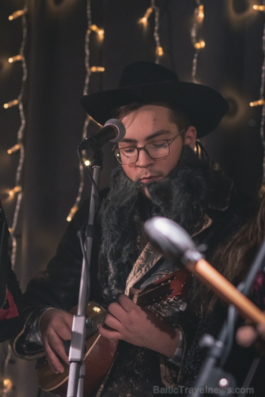 Vecrīgas Ziemassvētku tirdziņā notika ziemas saulgriežu tradīcijās ieturēts pasākums - tirdziņa apmeklētājiem muzicēja Līvānu folkloras kopas Vecrīgas Ziemassvētku tirdziņā notika ziemas saulgriežu tradīcijās ieturēts pasākums - tirdziņa apmeklētājiem muzicēja Līvānu folkloras kopas