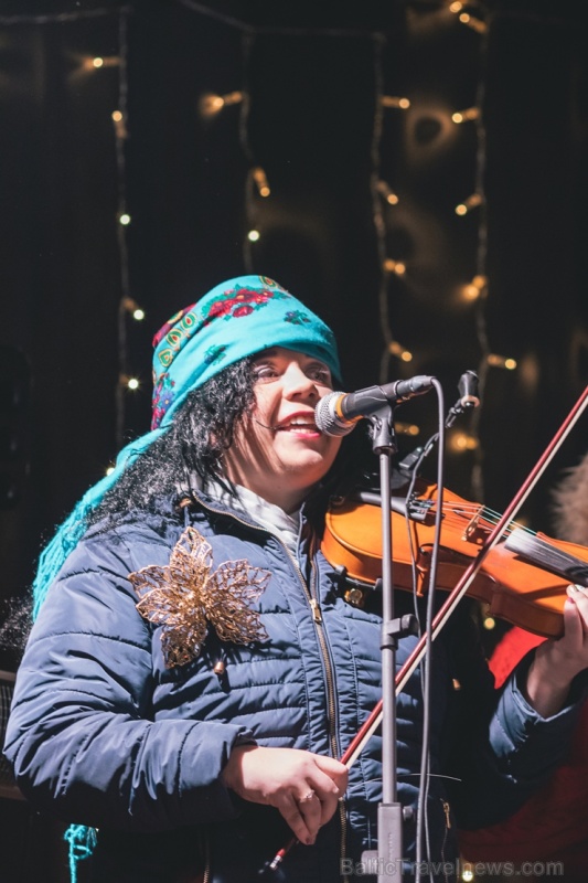 Vecrīgas Ziemassvētku tirdziņā notika ziemas saulgriežu tradīcijās ieturēts pasākums - tirdziņa apmeklētājiem muzicēja Līvānu folkloras kopas Vecrīgas Ziemassvētku tirdziņā notika ziemas saulgriežu tradīcijās ieturēts pasākums - tirdziņa apmeklētājiem muzicēja Līvānu folkloras kopas