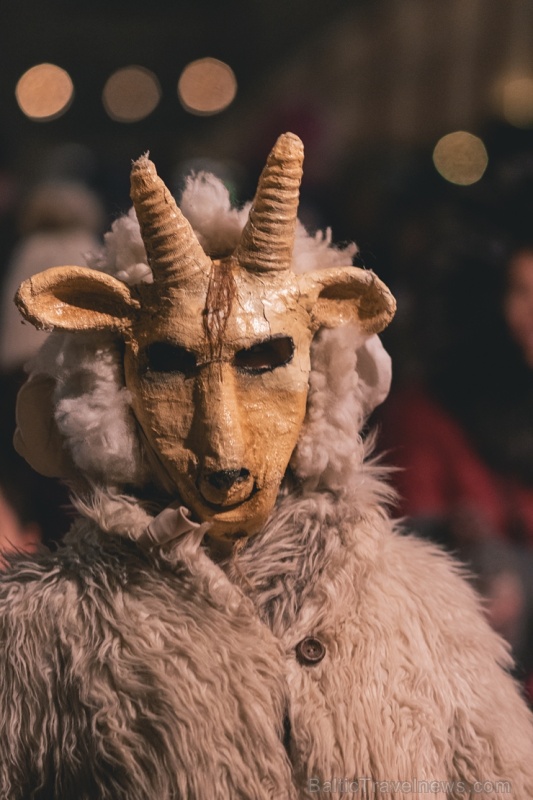 Vecrīgas Ziemassvētku tirdziņā notika ziemas saulgriežu tradīcijās ieturēts pasākums - tirdziņa apmeklētājiem muzicēja Līvānu folkloras kopas Vecrīgas Ziemassvētku tirdziņā notika ziemas saulgriežu tradīcijās ieturēts pasākums - tirdziņa apmeklētājiem muzicēja Līvānu folkloras kopas