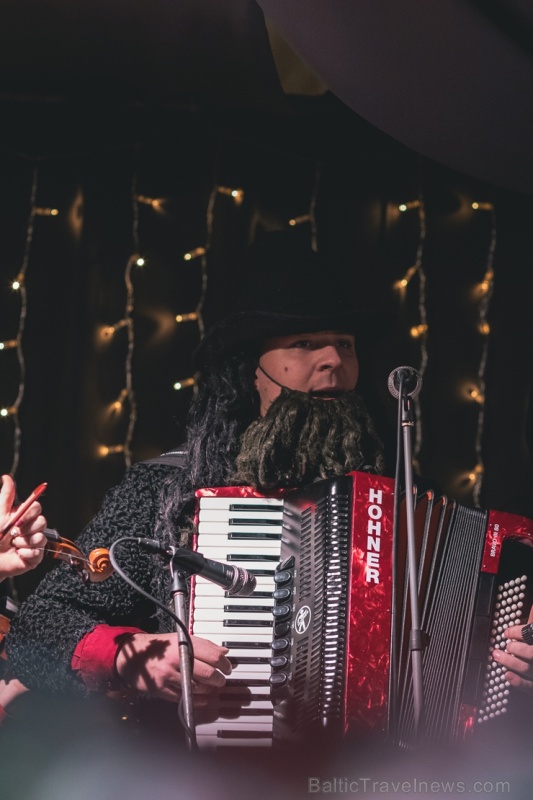 Vecrīgas Ziemassvētku tirdziņā notika ziemas saulgriežu tradīcijās ieturēts pasākums - tirdziņa apmeklētājiem muzicēja Līvānu folkloras kopas Vecrīgas Ziemassvētku tirdziņā notika ziemas saulgriežu tradīcijās ieturēts pasākums - tirdziņa apmeklētājiem muzicēja Līvānu folkloras kopas