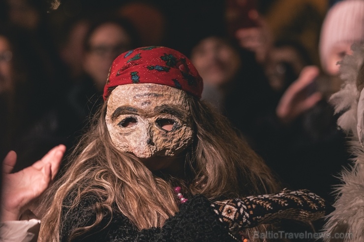Vecrīgas Ziemassvētku tirdziņā notika ziemas saulgriežu tradīcijās ieturēts pasākums - tirdziņa apmeklētājiem muzicēja Līvānu folkloras kopas Vecrīgas Ziemassvētku tirdziņā notika ziemas saulgriežu tradīcijās ieturēts pasākums - tirdziņa apmeklētājiem muzicēja Līvānu folkloras kopas