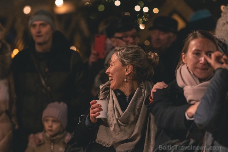 Vecrīgas Ziemassvētku tirdziņā notika ziemas saulgriežu tradīcijās ieturēts pasākums - tirdziņa apmeklētājiem muzicēja Līvānu folkloras kopas Vecrīgas Ziemassvētku tirdziņā notika ziemas saulgriežu tradīcijās ieturēts pasākums - tirdziņa apmeklētājiem muzicēja Līvānu folkloras kopas