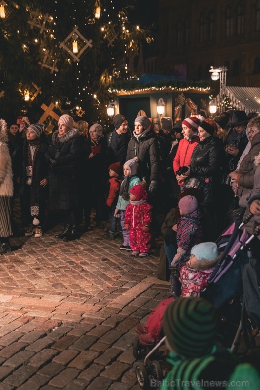 Vecrīgas Ziemassvētku tirdziņā notika ziemas saulgriežu tradīcijās ieturēts pasākums - tirdziņa apmeklētājiem muzicēja Līvānu folkloras kopas Vecrīgas Ziemassvētku tirdziņā notika ziemas saulgriežu tradīcijās ieturēts pasākums - tirdziņa apmeklētājiem muzicēja Līvānu folkloras kopas