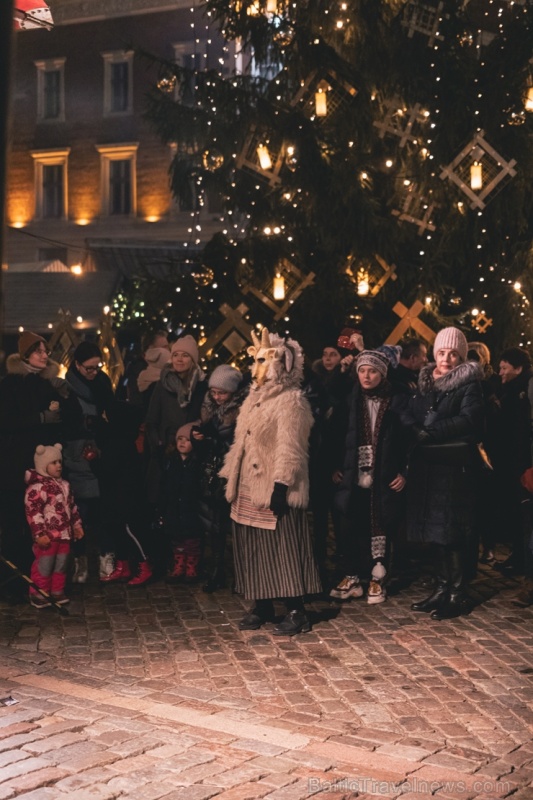 Vecrīgas Ziemassvētku tirdziņā notika ziemas saulgriežu tradīcijās ieturēts pasākums - tirdziņa apmeklētājiem muzicēja Līvānu folkloras kopas Vecrīgas Ziemassvētku tirdziņā notika ziemas saulgriežu tradīcijās ieturēts pasākums - tirdziņa apmeklētājiem muzicēja Līvānu folkloras kopas