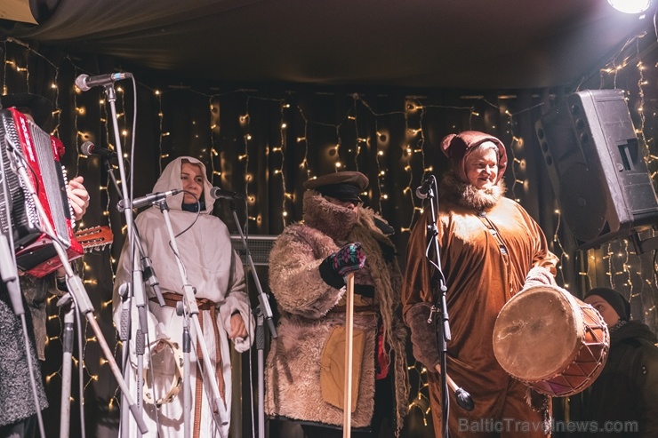 Vecrīgas Ziemassvētku tirdziņā notika ziemas saulgriežu tradīcijās ieturēts pasākums - tirdziņa apmeklētājiem muzicēja Līvānu folkloras kopas Vecrīgas Ziemassvētku tirdziņā notika ziemas saulgriežu tradīcijās ieturēts pasākums - tirdziņa apmeklētājiem muzicēja Līvānu folkloras kopas
