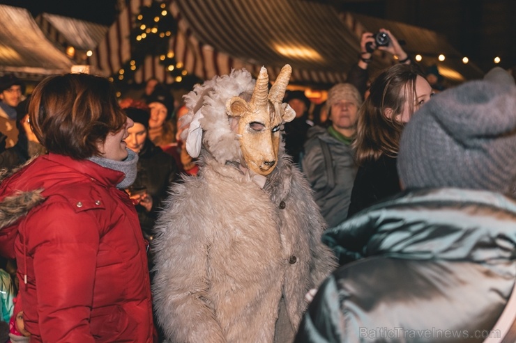 Vecrīgas Ziemassvētku tirdziņā notika ziemas saulgriežu tradīcijās ieturēts pasākums - tirdziņa apmeklētājiem muzicēja Līvānu folkloras kopas Vecrīgas Ziemassvētku tirdziņā notika ziemas saulgriežu tradīcijās ieturēts pasākums - tirdziņa apmeklētājiem muzicēja Līvānu folkloras kopas