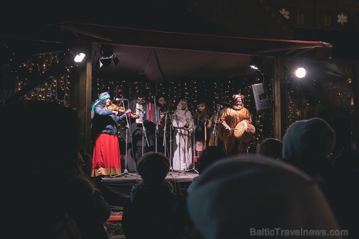 Vecrīgas Ziemassvētku tirdziņā notika ziemas saulgriežu tradīcijās ieturēts pasākums - tirdziņa apmeklētājiem muzicēja Līvānu folkloras kopas Vecrīgas Ziemassvētku tirdziņā notika ziemas saulgriežu tradīcijās ieturēts pasākums - tirdziņa apmeklētājiem muzicēja Līvānu folkloras kopas