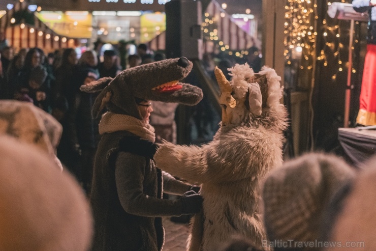 Vecrīgas Ziemassvētku tirdziņā notika ziemas saulgriežu tradīcijās ieturēts pasākums - tirdziņa apmeklētājiem muzicēja Līvānu folkloras kopas Vecrīgas Ziemassvētku tirdziņā notika ziemas saulgriežu tradīcijās ieturēts pasākums - tirdziņa apmeklētājiem muzicēja Līvānu folkloras kopas