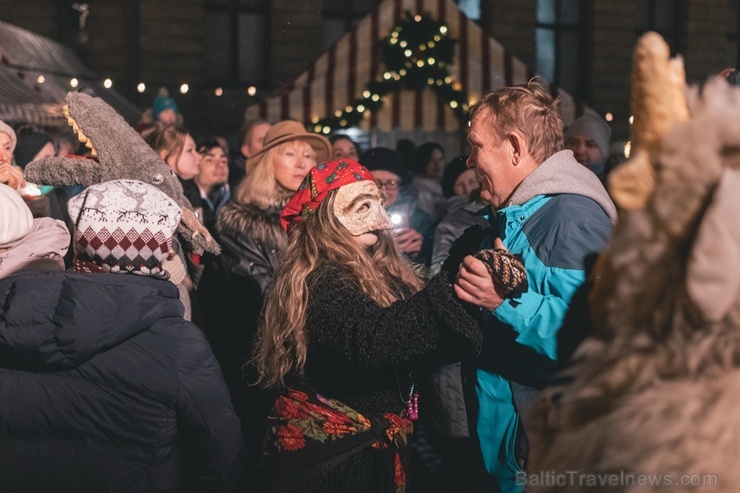 Vecrīgas Ziemassvētku tirdziņā notika ziemas saulgriežu tradīcijās ieturēts pasākums - tirdziņa apmeklētājiem muzicēja Līvānu folkloras kopas Vecrīgas Ziemassvētku tirdziņā notika ziemas saulgriežu tradīcijās ieturēts pasākums - tirdziņa apmeklētājiem muzicēja Līvānu folkloras kopas