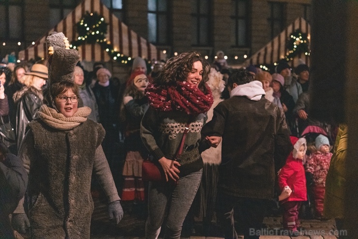 Vecrīgas Ziemassvētku tirdziņā notika ziemas saulgriežu tradīcijās ieturēts pasākums - tirdziņa apmeklētājiem muzicēja Līvānu folkloras kopas Vecrīgas Ziemassvētku tirdziņā notika ziemas saulgriežu tradīcijās ieturēts pasākums - tirdziņa apmeklētājiem muzicēja Līvānu folkloras kopas