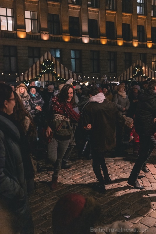 Vecrīgas Ziemassvētku tirdziņā notika ziemas saulgriežu tradīcijās ieturēts pasākums - tirdziņa apmeklētājiem muzicēja Līvānu folkloras kopas Vecrīgas Ziemassvētku tirdziņā notika ziemas saulgriežu tradīcijās ieturēts pasākums - tirdziņa apmeklētājiem muzicēja Līvānu folkloras kopas