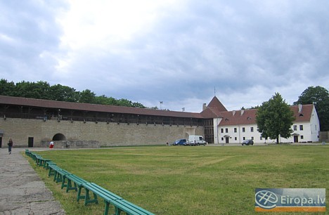 Pilsēta ir būvēta 13.gadsimtā un ir robežpilsēta ar Krieviju, kā arī vienmēr ir bijusi militāras nozīmes priekšpostenis Pilsēta ir būvēta 13.gadsimtā un ir robežpilsēta ar Krieviju, kā arī vienmēr ir bijusi militāras nozīmes priekšpostenis 14906
