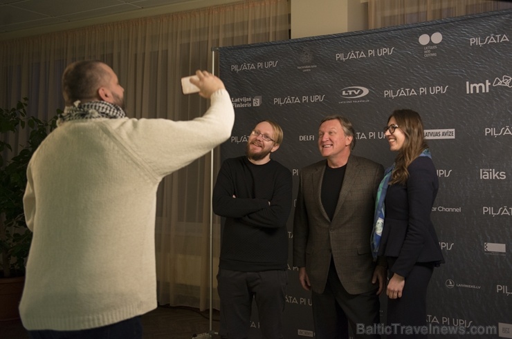 Travelnews.lv apmeklē Viestura Kairiša mākslas filmas «Pilsēta pie upes» pirmizrādi Krāslavā Foto: Inga Pudnika Travelnews.lv apmeklē Viestura Kairiša mākslas filmas «Pilsēta pie upes» pirmizrādi Krāslavā Foto: Inga Pudnika 274699