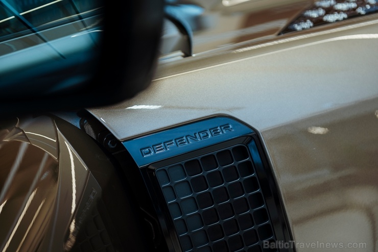 Jaunais Land Rover Defender nodēvēts par vienu no desmitgades nozīmīgākajiem automobiļiem un 16.01.2020. tas ieradies Rīgā uz agrīno pirmizrādi Jaunais Land Rover Defender nodēvēts par vienu no desmitgades nozīmīgākajiem automobiļiem un 16.01.2020. tas ieradies Rīgā uz agrīno pirmizrādi 274891
