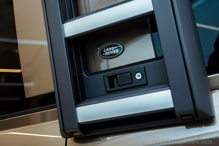 Jaunais Land Rover Defender nodēvēts par vienu no desmitgades nozīmīgākajiem automobiļiem un 16.01.2020. tas ieradies Rīgā uz agrīno pirmizrādi Jaunais Land Rover Defender nodēvēts par vienu no desmitgades nozīmīgākajiem automobiļiem un 16.01.2020. tas ieradies Rīgā uz agrīno pirmizrādi 274893