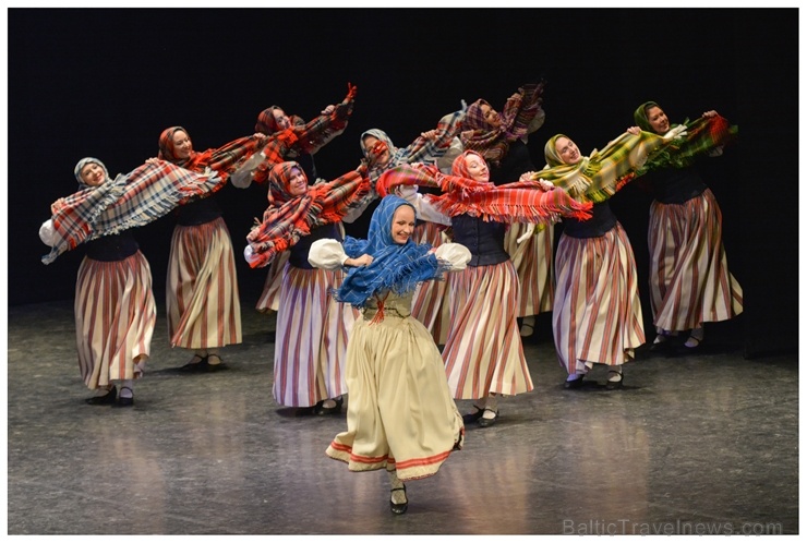 XXII Jaunrades deju konkursa finālā Ogrē 19 horeogrāfi skatītāju un žūrijas vērtējumam nodeva 41 deju, kuru izdejoja 26 kolektīvi XXII Jaunrades deju konkursa finālā Ogrē 19 horeogrāfi skatītāju un žūrijas vērtējumam nodeva 41 deju, kuru izdejoja 26 kolektīvi 275493