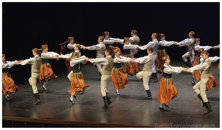 XXII Jaunrades deju konkursa finālā Ogrē 19 horeogrāfi skatītāju un žūrijas vērtējumam nodeva 41 deju, kuru izdejoja 26 kolektīvi XXII Jaunrades deju konkursa finālā Ogrē 19 horeogrāfi skatītāju un žūrijas vērtējumam nodeva 41 deju, kuru izdejoja 26 kolektīvi 275510