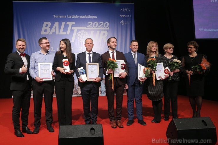 Sveicam «GADA CILVĒKS TŪRISMĀ 2019» laureātus tūrisma izstādē «Balttour 2020». Foto: Rojs Maizītis Sveicam «GADA CILVĒKS TŪRISMĀ 2019» laureātus tūrisma izstādē «Balttour 2020». Foto: Rojs Maizītis 275790