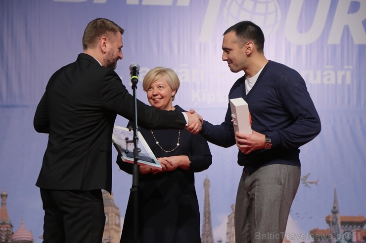 Sveicam «GADA CILVĒKS TŪRISMĀ 2019» laureātus tūrisma izstādē «Balttour 2020». Foto: Rojs Maizītis Sveicam «GADA CILVĒKS TŪRISMĀ 2019» laureātus tūrisma izstādē «Balttour 2020». Foto: Rojs Maizītis 275802
