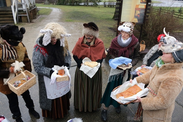 Turaidas muzejrezervātā lustīgi svin latviešu gadskārtu svētkus – Meteņus, iezīmējot zemnieku jaunā gada sākumu un simboliski metot gadskārtu metus uz Turaidas muzejrezervātā lustīgi svin latviešu gadskārtu svētkus – Meteņus, iezīmējot zemnieku jaunā gada sākumu un simboliski metot gadskārtu metus uz 277054