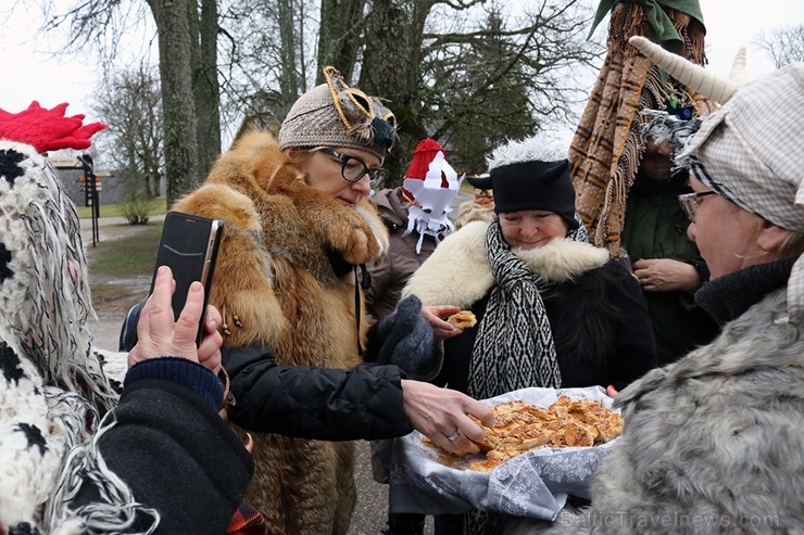 Turaidas muzejrezervātā lustīgi svin latviešu gadskārtu svētkus – Meteņus, iezīmējot zemnieku jaunā gada sākumu un simboliski metot gadskārtu metus uz Turaidas muzejrezervātā lustīgi svin latviešu gadskārtu svētkus – Meteņus, iezīmējot zemnieku jaunā gada sākumu un simboliski metot gadskārtu metus uz 277056