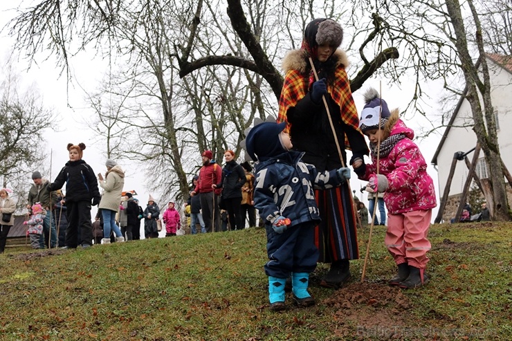 Turaidas muzejrezervātā lustīgi svin latviešu gadskārtu svētkus – Meteņus, iezīmējot zemnieku jaunā gada sākumu un simboliski metot gadskārtu metus uz Turaidas muzejrezervātā lustīgi svin latviešu gadskārtu svētkus – Meteņus, iezīmējot zemnieku jaunā gada sākumu un simboliski metot gadskārtu metus uz 277075