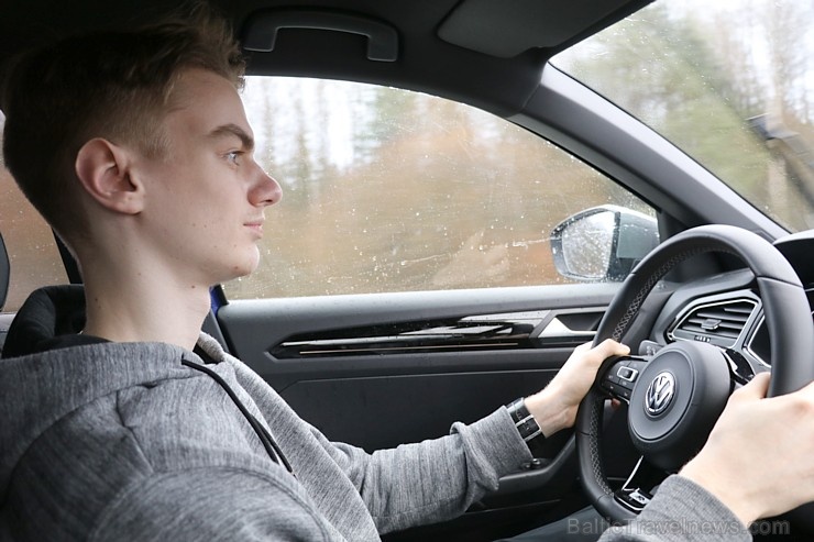 Travelnews.lv ar 300 zirgspēku jaudīgu «VW T-Roc R» apceļo Latviju 278068