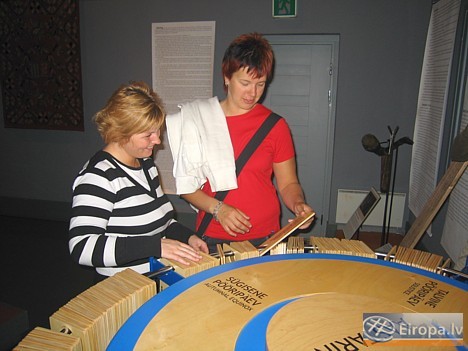 Elin Priks (Estonian Tourist Board) un Baiba Plūme (TAVA) iepazīstas ar savabīgi izveidoto kalendāru Elin Priks (Estonian Tourist Board) un Baiba Plūme (TAVA) iepazīstas ar savabīgi izveidoto kalendāru 15067