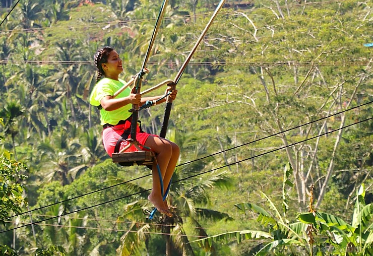 Travelnews.lv izbauda Bali lielās šūpoles «The Natural Terrace Swing». Atbalsta: «Turkish Airlines» un «365 Brīvdienas» Travelnews.lv izbauda Bali lielās šūpoles «The Natural Terrace Swing». Atbalsta: «Turkish Airlines» un «365 Brīvdienas» 279270