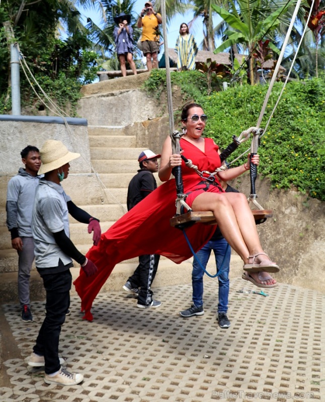 Travelnews.lv izbauda Bali lielās šūpoles «The Natural Terrace Swing». Atbalsta: «Turkish Airlines» un «365 Brīvdienas» Travelnews.lv izbauda Bali lielās šūpoles «The Natural Terrace Swing». Atbalsta: «Turkish Airlines» un «365 Brīvdienas» 279271
