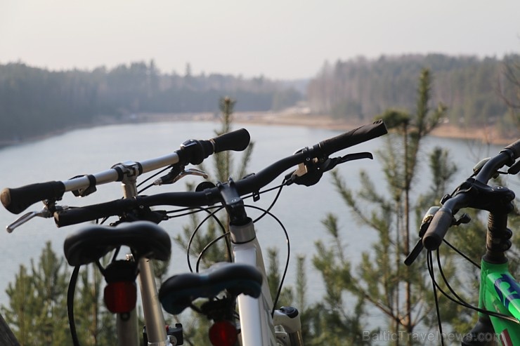Travelnews.lv ar velosipēdiem apceļo Zilos kalnus 280287