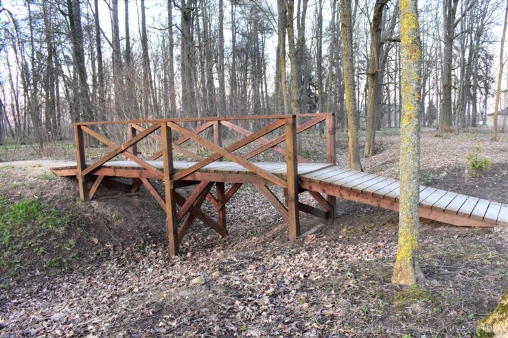 Riebiņu novada Galēnu pagasta Galēnu muižas kungu mājas priekšā atrodas franču dārzu stilā veidots regulāra plānojuma parks, kurā izveidota Filozofija Riebiņu novada Galēnu pagasta Galēnu muižas kungu mājas priekšā atrodas franču dārzu stilā veidots regulāra plānojuma parks, kurā izveidota Filozofija 280406