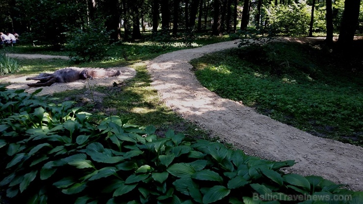 Riebiņu novada Galēnu pagasta Galēnu muižas kungu mājas priekšā atrodas franču dārzu stilā veidots regulāra plānojuma parks, kurā izveidota Filozofija Riebiņu novada Galēnu pagasta Galēnu muižas kungu mājas priekšā atrodas franču dārzu stilā veidots regulāra plānojuma parks, kurā izveidota Filozofija 280407