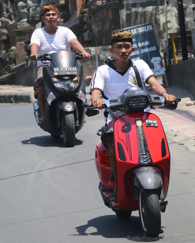 Motorolleri ir viens no svarīgākajiem transporta līdzekļiem Bali salā. «Turkish Airlines» un «365 Brīvdienas» Motorolleri ir viens no svarīgākajiem transporta līdzekļiem Bali salā. «Turkish Airlines» un «365 Brīvdienas» 280483