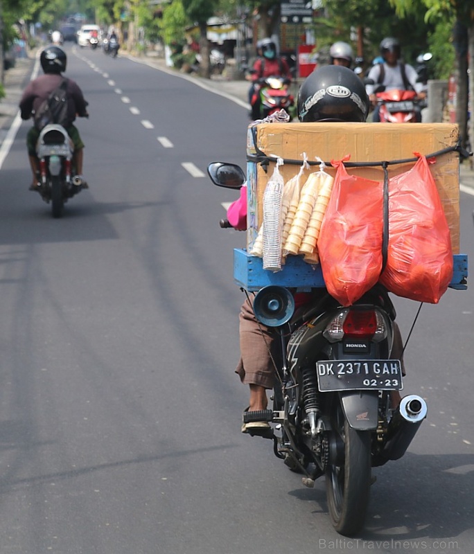 Motorolleri ir viens no svarīgākajiem transporta līdzekļiem Bali salā. «Turkish Airlines» un «365 Brīvdienas» Motorolleri ir viens no svarīgākajiem transporta līdzekļiem Bali salā. «Turkish Airlines» un «365 Brīvdienas» 280494