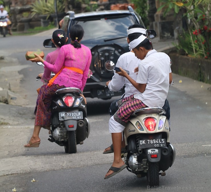 Motorolleri ir viens no svarīgākajiem transporta līdzekļiem Bali salā. «Turkish Airlines» un «365 Brīvdienas» Motorolleri ir viens no svarīgākajiem transporta līdzekļiem Bali salā. «Turkish Airlines» un «365 Brīvdienas» 280502