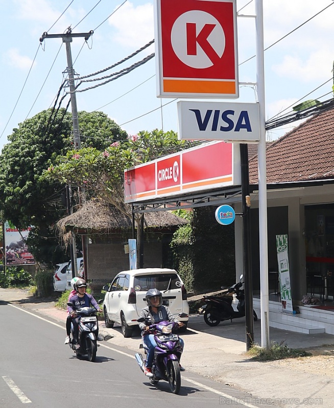 Motorolleri ir viens no svarīgākajiem transporta līdzekļiem Bali salā. «Turkish Airlines» un «365 Brīvdienas» Motorolleri ir viens no svarīgākajiem transporta līdzekļiem Bali salā. «Turkish Airlines» un «365 Brīvdienas» 280510