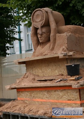 Tajā skaitā Jūrmalā strādā vecākā Eiropas smilšu skulptūru festivāla Sheveningenā šā gada uzvarētāja Anike Kuizenga no Nīderlandes Tajā skaitā Jūrmalā strādā vecākā Eiropas smilšu skulptūru festivāla Sheveningenā šā gada uzvarētāja Anike Kuizenga no Nīderlandes 15171